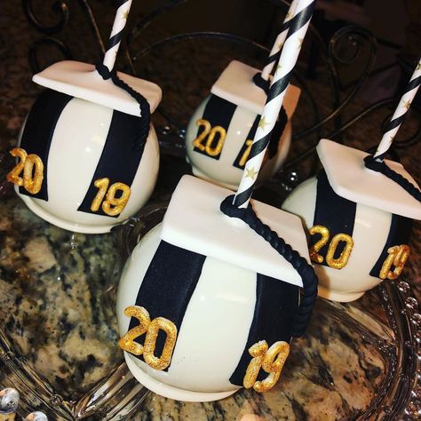 Graduation Candy Apples, Graduation Cake Pops, Graduation Treats, Graduation Candy, Custom Desserts, 2024 Graduation, Graduation Cake, Cupcake Ideas, Candy Table