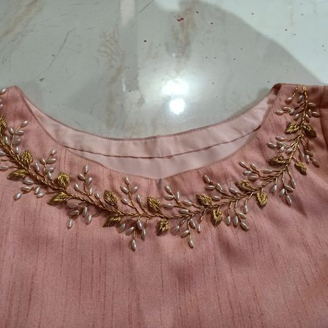 Zardosi Work Kurti Design, Neckline Embroidery Designs Blouses, Boat Neck Work Designs, Simple Zardozi Embroidery Designs Work Blouse, Neckline Beads Work, Hand Embroidery Designs For Neckline, Maggam Work For Dress Neck, Maggam Work On Kurtis, Neckline Handwork Designs