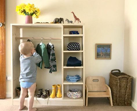 How we Montessori toddler wardrobe dressing space at 17 months Camera Montessori, Montessori Toddler Bedroom, Montessori Wardrobe, Montessori Toddler Rooms, Toddler Wardrobe, Wardrobe Dressing, Montessori Nursery, Maluchy Montessori, Room Boy