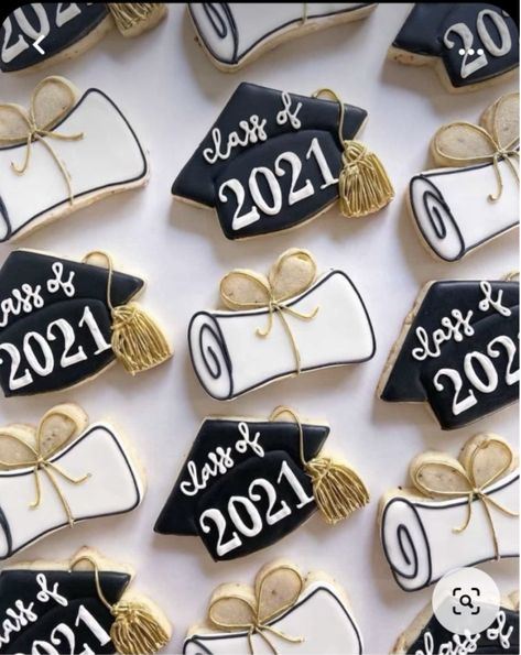 Graduation Party Black And Gold, Graduation Party Ideas For Boys Senior, Graduation Set Up Ideas, University Graduation Party Ideas Decoration, Hs Graduation Party Ideas, Graduation Deserts Ideas, Highschool Grad Party, Graduation Theme Party Ideas, Adult Graduation Party Ideas