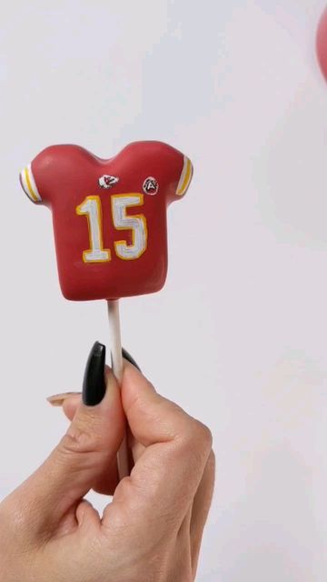 Superbowl Cake Pops, Football Cake Pops, Nfl Party, Football Birthday Cake, Nfl Superbowl, Shirt Cake, Football Cake, Chiefs Football, Football Birthday