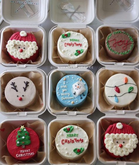 Cupcake Cristhmas, Christmas Treat Boxes Ideas Cakes, Christmas Bake Sale Display, Mini Christmas Cupcakes Ideas, Christmas Dessert Box Ideas, Christmas Bento Cake, Christmas Mini Cakes, December Desserts, Bake Sale Displays