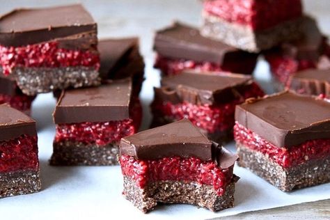 Chocolate, Raspberry and Chia Slice No Bake Slices, Healthy Slice, Slice Recipe, Raw Vegan Desserts, Raw Cake, Raw Desserts, Slices Recipes, Chocolate Topping, Chocolate Raspberry