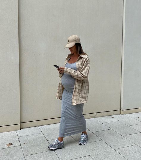 Tia Lineker on Instagram: “running errands” Winter Maternity Outfits Aesthetic, Very Pregnant Outfits, Pregnant Cool Outfits, Pregnacy Outfits Spring, Maternity Chic Outfits, Maternity Trendy Outfits, Pregnant Bodysuit Outfit, Pregnancy Outfits Spring 2024, Fall Bump Style