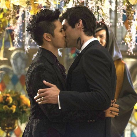 Malec Wedding, Malec Kiss, Malec Shadowhunters, Harry Shum Jr, Shadowhunters Series, Magnus And Alec, Shadowhunters Tv Show, Magnus Bane, Dominic Sherwood