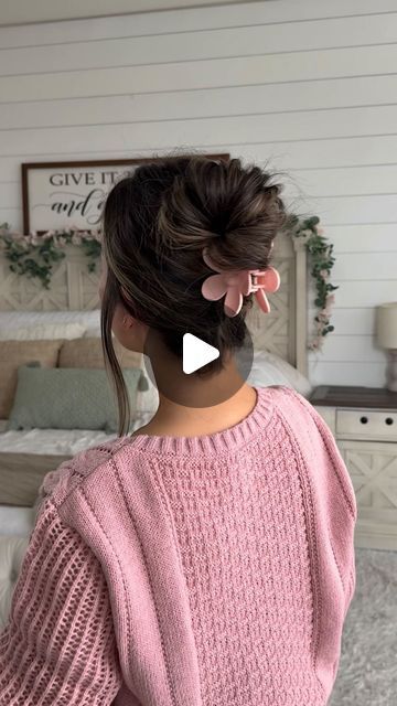 eva pautov on Instagram: "Easy claw clip updo 🩷 tie half of your hair into a bun and flip it inside out, tie the rest of your hair into another bun and flip it inside out again, then secure it with a claw clip 🌸 would you try this bun? #easyhairstyles #clawcliphairstyle #shorthairstyle #springhairstyle #cutehairstyles" Claw Clip Updo, Clip Updo, Cats Photos, Hair Things, Hairstyles For Medium Length Hair Easy, Clip Hairstyles, Hairstyles Updo, Hair Makeover, Braided Bun