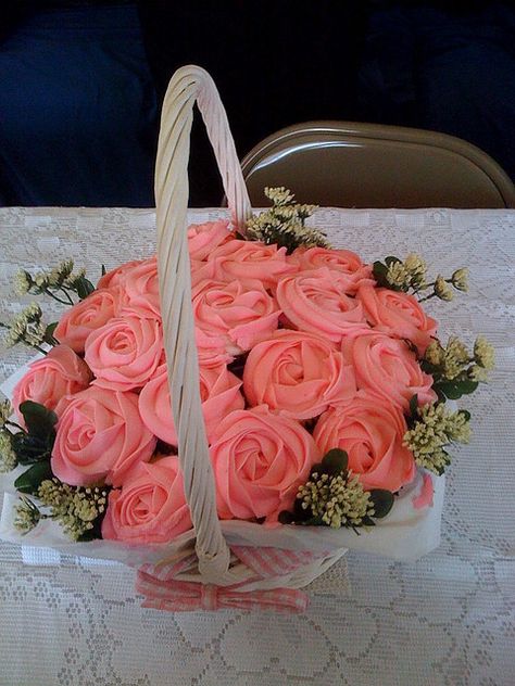 Cupcake basket, so much more sturdy than a cupcake bouquet! Stunning Cupcakes, Cupcake Basket, Cupcake Arrangements, Cupcake Flower Bouquets, Cupcakes Flores, Cupcakes Design, Cake Bouquet, Cupcake Bouquets, Edible Bouquets