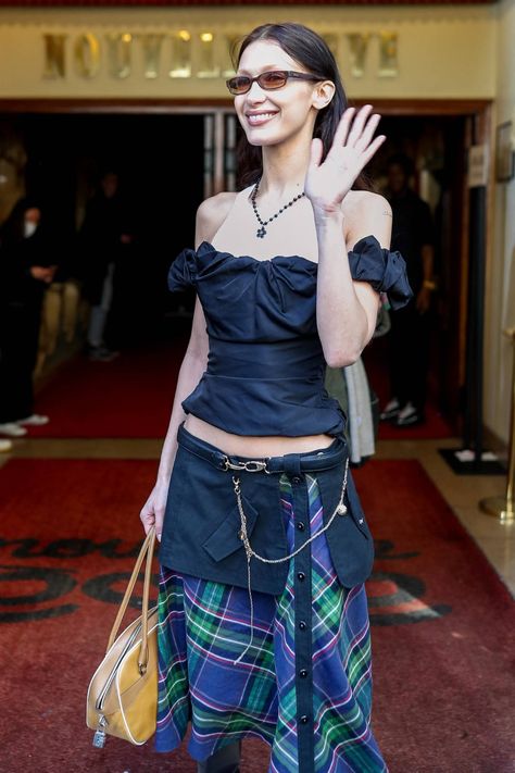 Vivienne Westwood Inspired Outfit, Vivienne Westwood Punk, Vivienne Westwood Designs, Vivienne Westwood Fashion, Bella Hadid Street Style, Bella Hadid Outfits, Tartan Skirt, Blue Tartan, Fashion Marketing