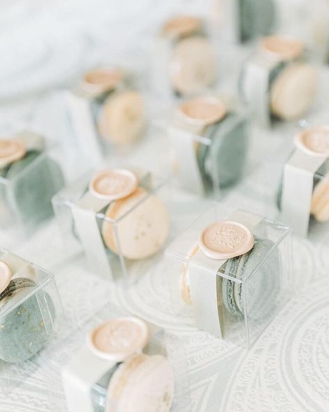 Macaron Wedding, Wedding Macarons, Inexpensive Wedding Favors, French Macaron, Food Wedding, Edible Wedding Favors, Elegant Wedding Favors, Wedding Favors Cheap, Wedding Gifts For Guests