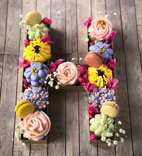 Monogram Cupcakes, H Monogram, 3 Birthday, Macaroons, Quince, 3rd Birthday, Cupcake Cakes, Floral Wreath, Monogram