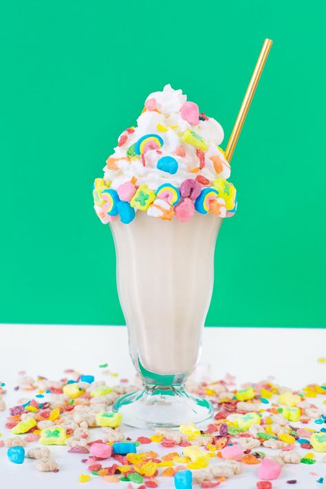 Make a rainbow cereal milkshake complete with cereal milk! And check out eight other drink and cocktail recipes for St. Patrick's Day! Bolo Hello Kitty, Unicorn Food, Studio Diy, Rainbow Food, Unicorn Foods, Milkshake Recipes, Milk Shakes, God Mat, S'mores