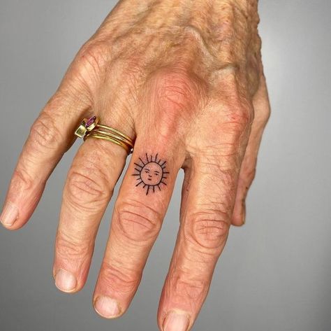 Sun Finger Tattoo, Folk Tattoos, Sunny Boy, City Sunset, Handpoke Tattoo, Парные Тату, Finger Tattoo, Poke Tattoo, Discreet Tattoos