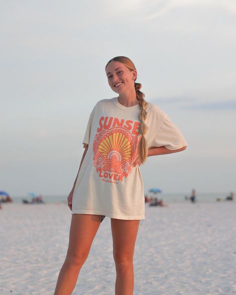 SUNSET LOVER LAUNCH IS LIVE🌞🐚✨ The first 50 orders will receive a free matching sticker to go along with your order! RUN!! The Salty Blonde, Oversize Tshirt Outfits, Sunset Shirt, Salty Blonde, Beachy Summer, Beachy Outfits, Beach T Shirt, Sunset Pics, Sunset Lover