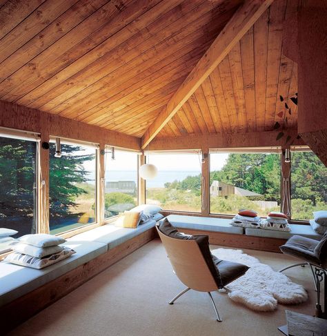 Moore Turnbull’s Rush House at Sea Ranch 〰️ Southern Foyer, Garage Sketch, Playroom Library, Loft Architecture, Nature Furniture, Entryway Vintage, Simple Entryway, Beach Layout, Houses Beach