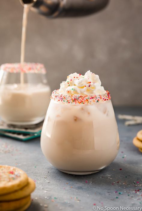 Sugar Cookie Drink, Sugar Cookie Cocktail, Sugar Cookie Martini, Cookie Martini, Christmas Flavors, Cookies Sprinkles, Christmas Drinks Alcohol Recipes, Christmas Drinks Recipes, Christmas Drinks Alcohol