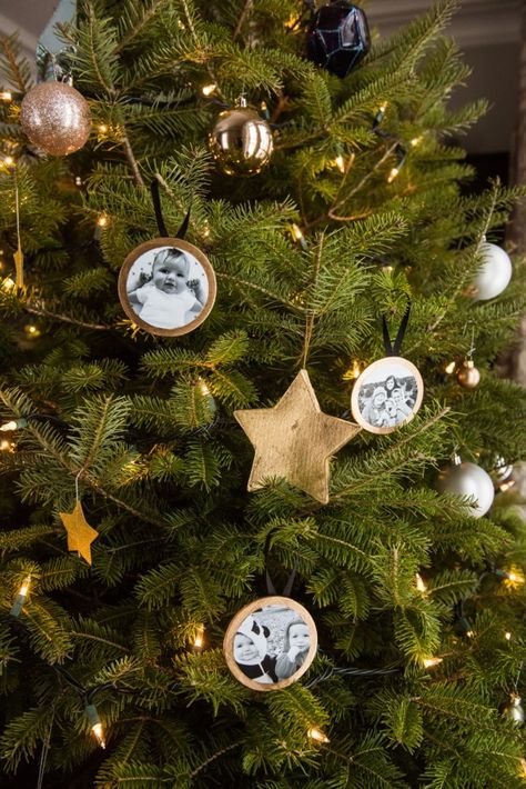 DIY Gilded Photo Ornaments | Homemade ornaments, Christmas DIY ideas, homemade gifts and more from @cydconverse Homemade Ornaments Christmas, Christmas Ornament Homemade, Ornaments Christmas Diy, Diy Photo Ornaments, Picture Frame Christmas Ornaments, Ornaments Diy Kids, Christmas Diy Ideas, Inexpensive Christmas Gifts, Ornaments Homemade