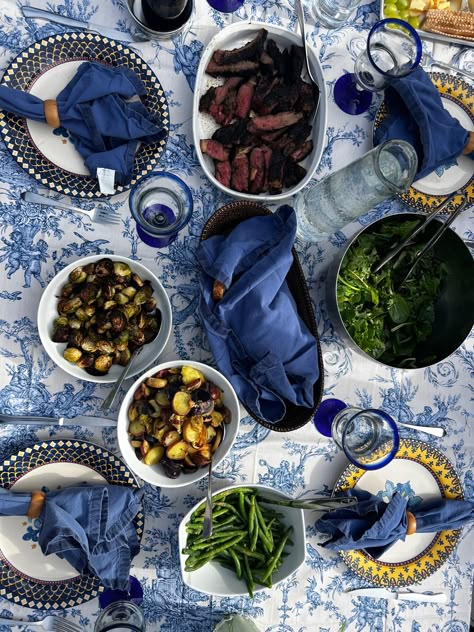 Mediterranean Lunch Aesthetic, Mediterranean Dinner Aesthetic, Greek Summer Dinner Party, Greek Dinner Aesthetic, Greek Dinner Table Setting, Greek Dinner Party Decor, Greece Dinner Party, Greek Dinner Party Table, European Summer Dinner Party