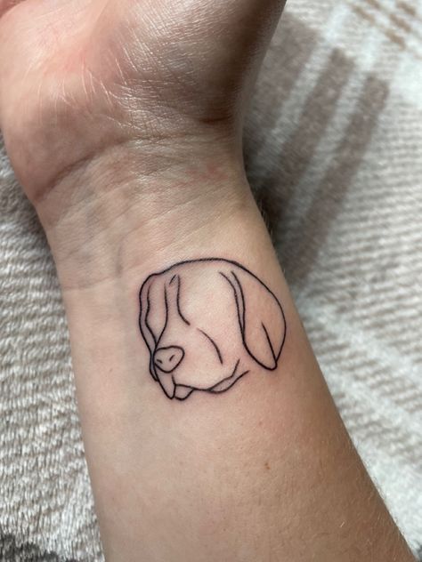 This shows a simple outlined design tattoo of a beagle. Beagle Ear Outline Tattoo, Beagle Tattoo Simple, Fine Line Beagle Tattoo, Fine Line Dog Face Tattoo, Beagle Ears Tattoo, Beagle One Line Drawing, Dog Outline Tattoo, Beagle Tattoo, Face Outline