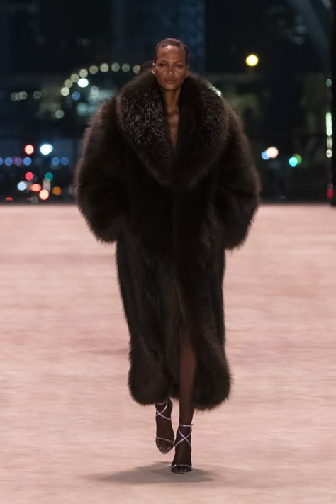 Saint Laurent Fall/Winter 2022 Look 25 Black Runway Fashion, Long Fur Coat, Fur Fashion, Mode Streetwear, Mode Vintage, Mode Inspiration, Winter Fashion Outfits, Dream Clothes, Coat Fashion