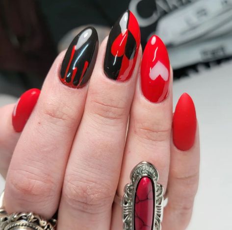 Harley Queen Valentine Red And Black Nails Design Dc Comics Nail Art, Red Hood Nails Dc, White Red And Black Nails, Nails 2033, Harley Quinn Nails Acrylic, Harley Quinn Nails Designs, Harley Quinn Nail Art, Queen Of Hearts Nails Designs, Red White And Black Nails