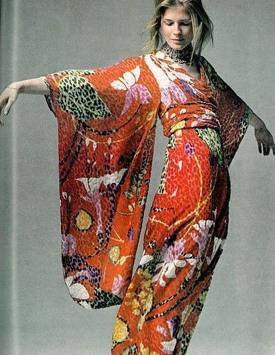 •Candice Bergen in Bill Blass,silk kimono dress •photo Bert Stern •Vogue July 1970 Moda Kimono, Style Année 70, Candice Bergen, Vogue Vintage, Modern Kimono, Fashion 1970s, Mode Kimono, Model Magazine, Christie Brinkley