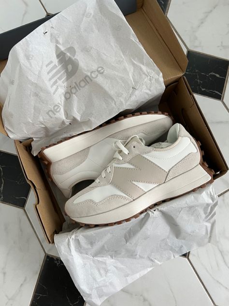 Basic Sneakers For Women, Old Money Outfits Summer, Sneakers Aesthetic, Business Chic Style, Minimal Shoes, Minimalist Sneakers, New Balance Outfit, All Star Converse, Star Converse