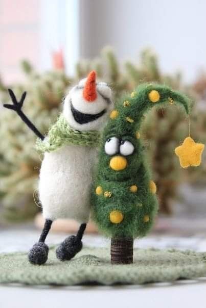 Needlefelt Christmas Decorations, Christmas Felt Projects, Needle Felted Snowmen, Christmas Felted Ornaments, Needle Felted Christmas Ornaments Diy, Felting Christmas Decorations, Felted Christmas Trees, Needle Felt Christmas Decorations, Christmas Felting Ideas