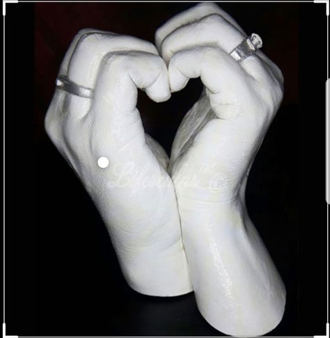 Couples Hand Mold Ideas, Casting Hands Ideas, Hand Molding Ideas For Couples, Plaster Hands Ideas, Hand Molding Ideas, Hand Casting Ideas Couple, Hand Casting Ideas, Hand Plaster, Casting Sculpture