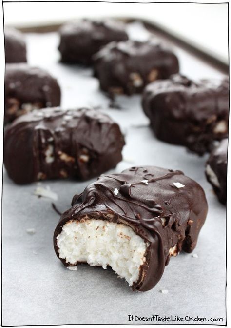 Mounds, bounty bars, snowballs, coconut scrumptiousness dipped in melty chocolate, whatever you want to call them, these are my Easy Vegan Coconut Mounds, and they are SO insanely yummy. Simply put: Coconut + chocolate = lightly sweet, coconutty, chocolatey, glorious bliss bites. My Easy Vegan Coconut Mounds are so easy to make and there's no baking required. Makes a great gift. Dairy free bounty bars: YUM! Bounty Bars, Almond Joy Bars, Chocolate Bar Recipe, Vegan Candies, Vegan Coconut, Healthy Vegan Snacks, Almond Joy, Oatmeal Chocolate Chip Cookies, حلويات صحية