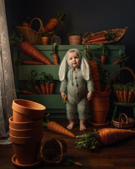 The 55 Most Fascinating Family Photos of 2021 - Seriously! Bebi Photo, Easter Photo Backdrop Ideas, Easter Photoshoot Ideas, Easter Photography Ideas, Easter Photo Backdrop, Teen Easter Basket, Easter Portraits, Luxury Easter, Easter Egg Candy