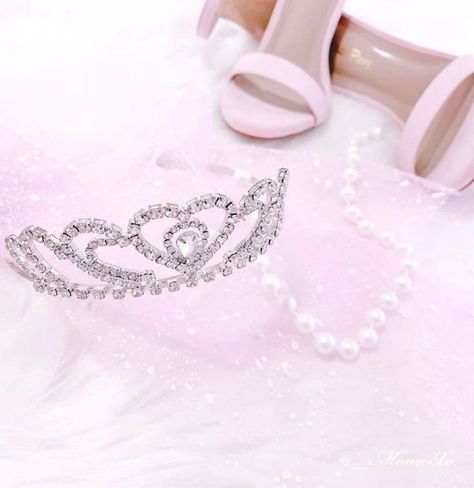 #fashion #pinkcore #coquette #2000sfashion #2000saesthetics #girlblogger #coquetteaesthetic #dollettecore #princess #moots #f4follow #Sanrio #aesthetic #justgirlythings #justagirl Medieval Princess Aesthetic, Princess Aesthetic Pink, Pink Princess Aesthetic, Sanrio Aesthetic, Medieval Princess, Hyper Feminine, Pageant Crowns, My Core, Pretty Pink Princess