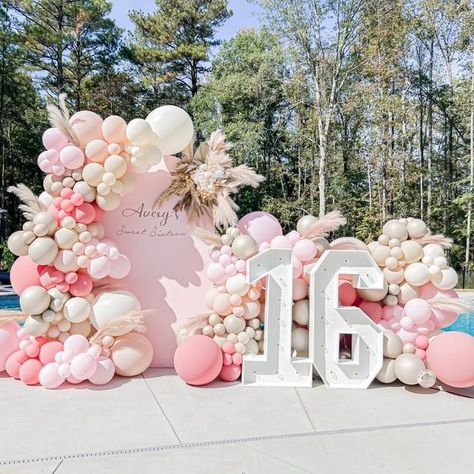 Pastel Pink And White Birthday Decorations, Pink And Brown Sweet 16 Decorations, 16 Birthday Party Balloon Ideas, Sweet 16 Party Boho Theme, Sweet Sixteen Pastel Theme, Boho Chic Balloon Garland, Pink Boho Sweet 16, Sweet 16 Birthday Backdrop, Sweet 16 Arch Ideas