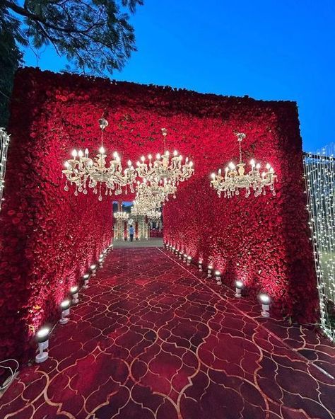 Basic Decorating Ideas, Red Rose Decorations Wedding, Red Indian Wedding Decor, Red Mandap Decor, Hindu Wedding Decorations Indian Theme, Red Theme Wedding Decor, Royal Indian Wedding Decor, Indian Wedding Theme Ideas, Wedding Decor Ideas Indian