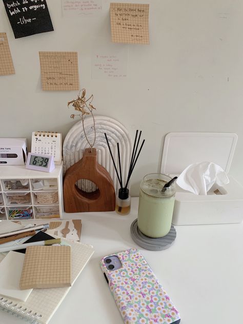 I love this clean and tidy workspace. Sudut kerja, dengan meja kerja minimalis. Selain untuk kerja biasa digunakan untuk journaling sebagai stress reliever. Memaksimalkan fungsi dan setiap sudut meja kerja dengan item kecil, dekoratif, namun fungsional Hiasan Meja Belajar Aesthetic, Meja Aestethic, Ruang Kerja Aesthetic, Meja Aesthetic, Tidy Workspace, Comfortable Bedroom Decor, Study Room Decor, Comfortable Bedroom, Work Desk