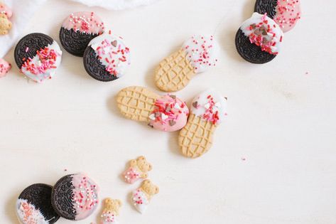 DIY Valentine's gifts kids can make: Valentine's dipped semi-homemade cookies from Brit + Co Valentines Gifts Kids, Gifts Kids Can Make, Valentines Diy Kids, Fun Holiday Crafts, Teddy Grahams, Coupons For Boyfriend, Valentine Gifts For Kids, Diy Valentine's Day, Holiday Crafts For Kids