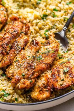 Garlic Butter Chicken with Parmesan Cauliflower Rice - #eatwell101 #recipe Crispy, soft and SO delish! Perfect for when you want to come home to a delicious gluten-free, low-carb dinner. #Garlic #Butter #Chicken #Parmesan #Cauliflower #Rice #glutenfree, l#owcarb #dinner. - #recipe by #eatwell101 Parmesan Cauliflower Rice, Chicken With Parmesan, Ayam Mentega, Parmesan Cauliflower, Sommer Mad, Resepi Ayam, Resep Diet, Garlic Butter Chicken, Health Dinner