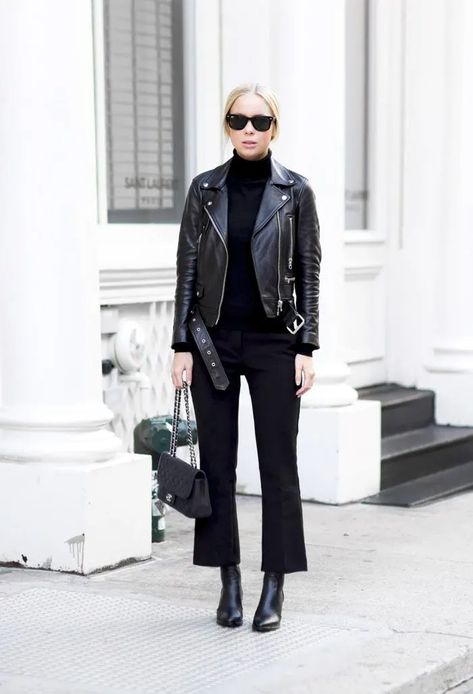 How To Wear Black Clothing Everyday Without Feeling Bored Cropped Pants Outfit, Flare Jeans Outfit, Black Pants Outfit, Black Flare Pants, Look Jean, Cropped Flare Pants, Woman In Black, Ribbed Turtleneck Sweater, Mode Jeans