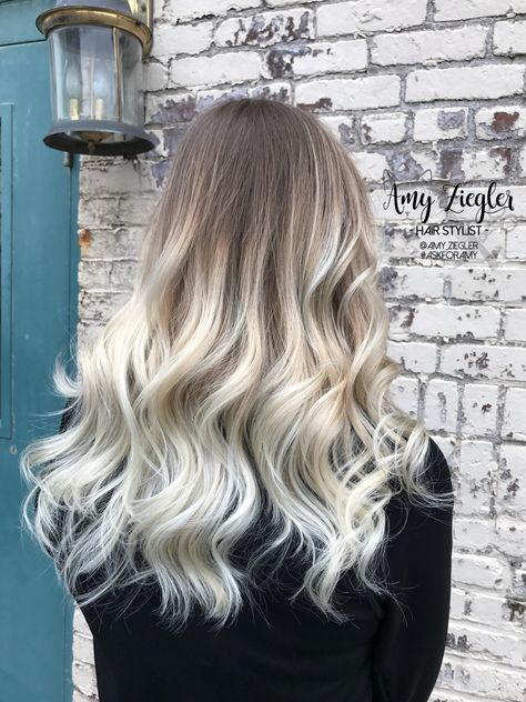 Platinum blonde balayage ombre with natural root by @askforamy Blonde Hair With Brown Roots, Blonde Balayage Ombre, Platinum Blonde Ombre, Braids Blonde, Baylage Hair, Blonde Ombre Hair, Platinum Blonde Balayage, Blonde Hair With Roots, Blonde Ombre Balayage