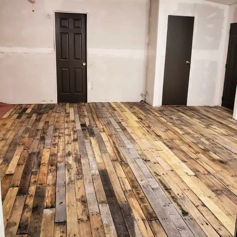 15 Cheap DIY Wood Pallet Flooring Plans and Ideas - Blitsy Diy Pallet Flooring, Wood Pallet Flooring, Pallet Flooring, Cheap Wood Flooring, Pallet Floors, Diy Wood Pallet, Pallet Ceiling, Wood Pallet Recycling, Diy Wood Floors