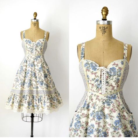 1970 Fashion Women Dresses, Gunne Sax Sundress, Sundress Aesthetic, Gunne Sax Skirt, Sundress Vintage, Sundress Blue, Sundress Outfit, Vintage Sundress, Vintage Prairie Dress