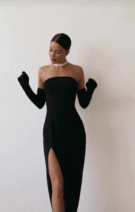 Floor Length Black Dress Classy, Pretty Black Dresses Classy, Black And White Glam Outfit, Prom Classy Dress, Black Elegant Dress Classy, Black Gala Dress Classy, Fancy Black Women, Black And White Gown Elegant, Classy Night Dress