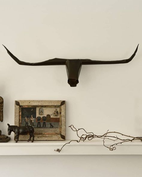 HF7KM Cabeza de Toro Wall Decor Modern Western Home Decor, Jan Barboglio, Western Interior, Modern Cowboy, Black Rooms, Bull Head, Modern Western, Southwest Decor, A Bull