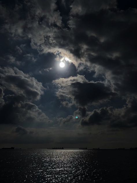 Calm Aesthetic Photos, Sea Aesthetic Dark, Night Sky Ocean, Dark Sky Aesthetic, Dark Ocean Aesthetic, Moon Night Aesthetic, Moon And Ocean, Symbolism Art, Pjo Dr