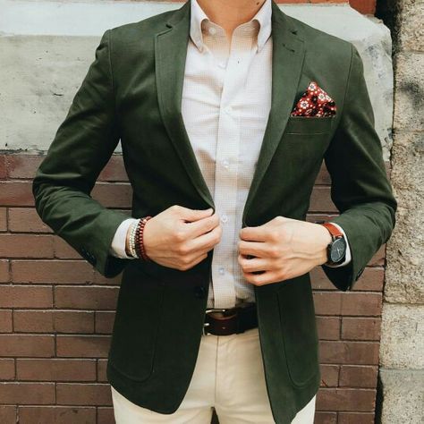 Green, beige and maroon Green Blazer Outfit, Green Suit Jacket, Olive Green Suit, Costume Vert, Blazer Verde, Stil Masculin, Blazer Outfits Men, Outfit Blazer, Tan Pants