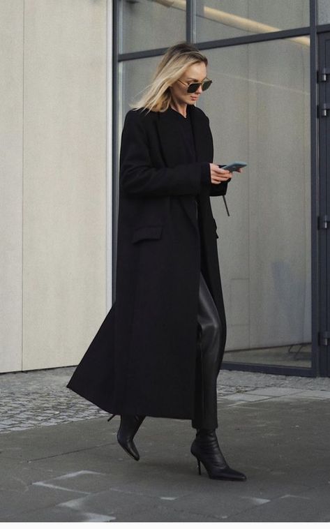 Black Wool Coat Outfit, Minimalist Fashion Women, Effortless Outfit, Smart Outfit, Estilo Chic, Classic Style Women, Coat Outfits, All Black Outfit, Autumn Outfit