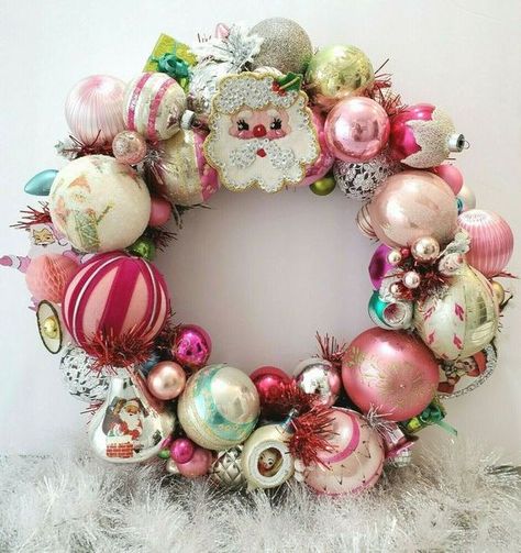 Pastel Vintage Christmas, Vintage Christmas Ornament Wreath, Pink Christmas Crafts Diy, Christmas Wreaths Pink, Pink Wreath Christmas, Vintage Christmas Diy Decorations, Vintage Glass Christmas Ornaments, Vintage Christmas Wreaths Diy, Vintage Pink Christmas Tree