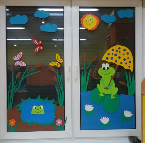 Window spring frog Window Ideas For Classroom, Decoration Ideas For Classroom, Classroom Window Decorations, Window Decoration Ideas, Decoration Creche, Kindergarten Decorations, Elephant Crafts, Winter Carnival, Ideas For Classroom