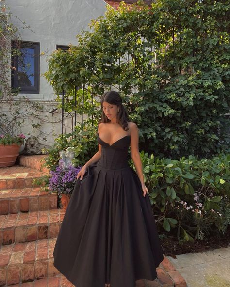 Corset Dress Midi, Black Elegant Wedding, Strapless Corset Dress, Wedding Event Dresses, Formal Ideas, V Model, Midi Wedding Dress, Heavy Dresses, Corset Midi Dress