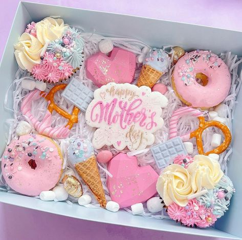 Mothers Day Desserts, Mom Box, Mothers Day Cake, Dessert Boxes, Edible Arrangements, Biscuit Cake, Cupcake Boxes, Sweet Box, Baby Tattoos