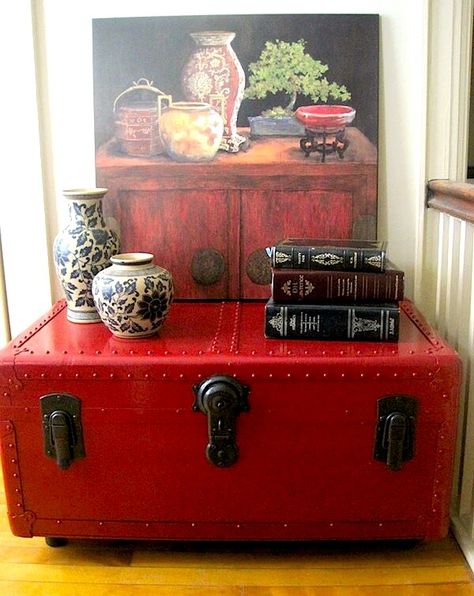 Painted old trunk - beautiful in red... Guess what I'm doing on my day off? Steamer Trunk Coffee Table, Trunk Makeover, Suitcase Decor, Metal Trunks, Painted Trunk, Old Trunks, Coffee Table Trunk, Antique Trunk, Vintage Trunks